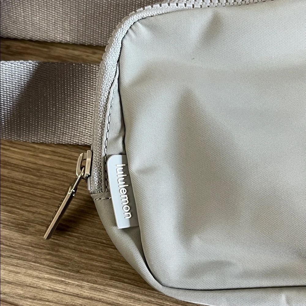 Lululemon Athletica Light Gray Belt Bag - Picture 4 of 10